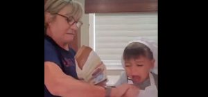Cocinando en familia: Mujer le enseña a un niño a “preparar” galletas, pero este se come todos los ingredientes