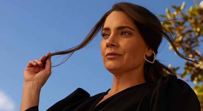 Con un vestido muy sensual, Jessica de la Peña mostró su barriguita de embarazada