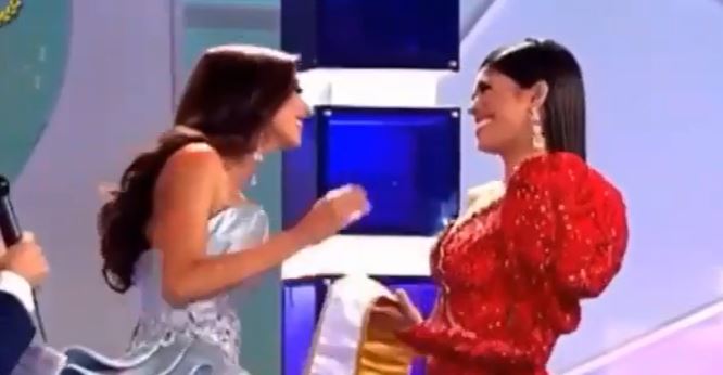 ¡Qué incomodidad! Reina de belleza rechazó un abrazo de su sucesora