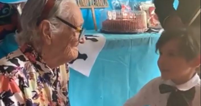 Como en la película ‘Coco’: Niño le canta a su abuela “Recuérdame” y conmueve a miles de usuarios