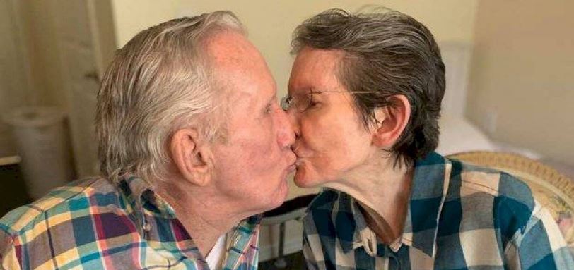 El conmovedor reencuentro de una pareja de adultos mayores emociona las redes sociales