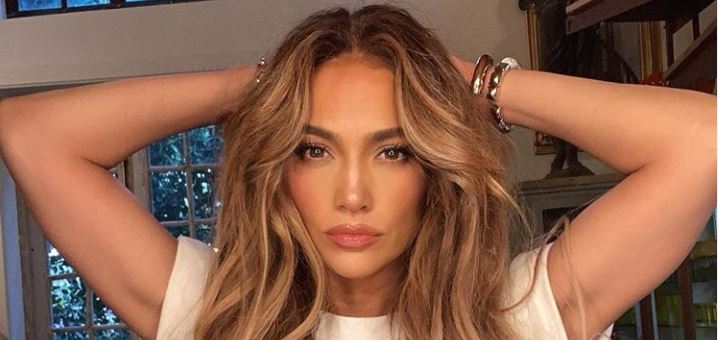 Jennifer López enamoró a sus seguidores al lucir un sensual vestido con mucha transparencia