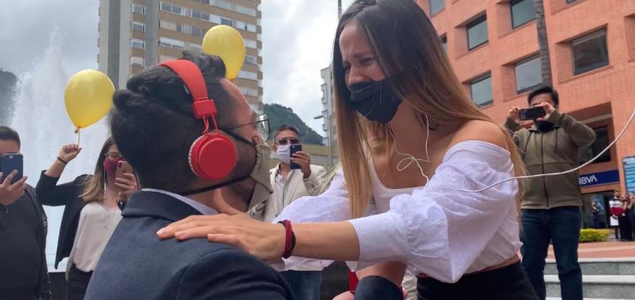 Con la ayuda del equipo de W Radio, el futuro esposo de una periodista le pidió matrimonio
