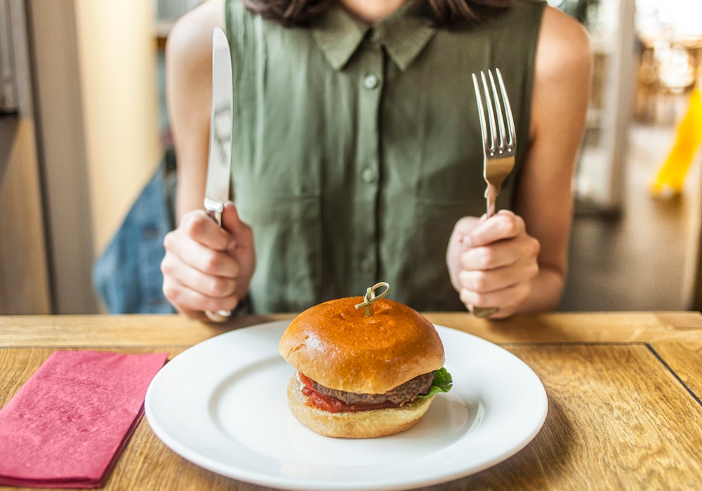 El cerebro recuerda más fácil el lugar dónde dejaste la comida chatarra que la saludable, según un estudio