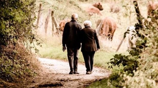 Un hombre de 81 años le lleva serenata a su esposa hospitalizada