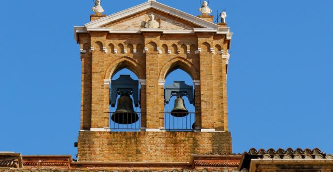 Una mujer pide silenciar las campanas de una iglesia que le causan migraña