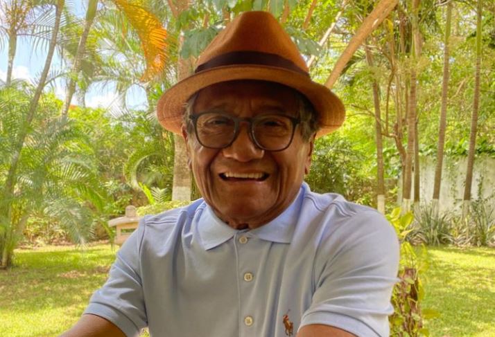 Familiares de Armando Manzanero desmienten la muerte del cantante y piden seguir orando por su salud