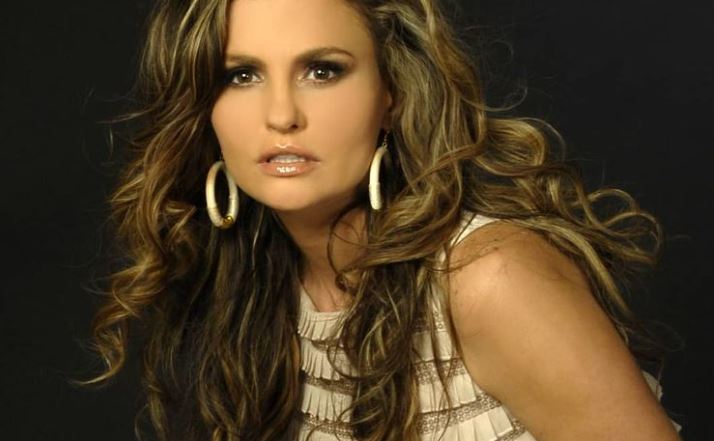 A Aura Cristina Geithner se le subió la minifalda en sensual foto y dejó delirando a sus seguidores