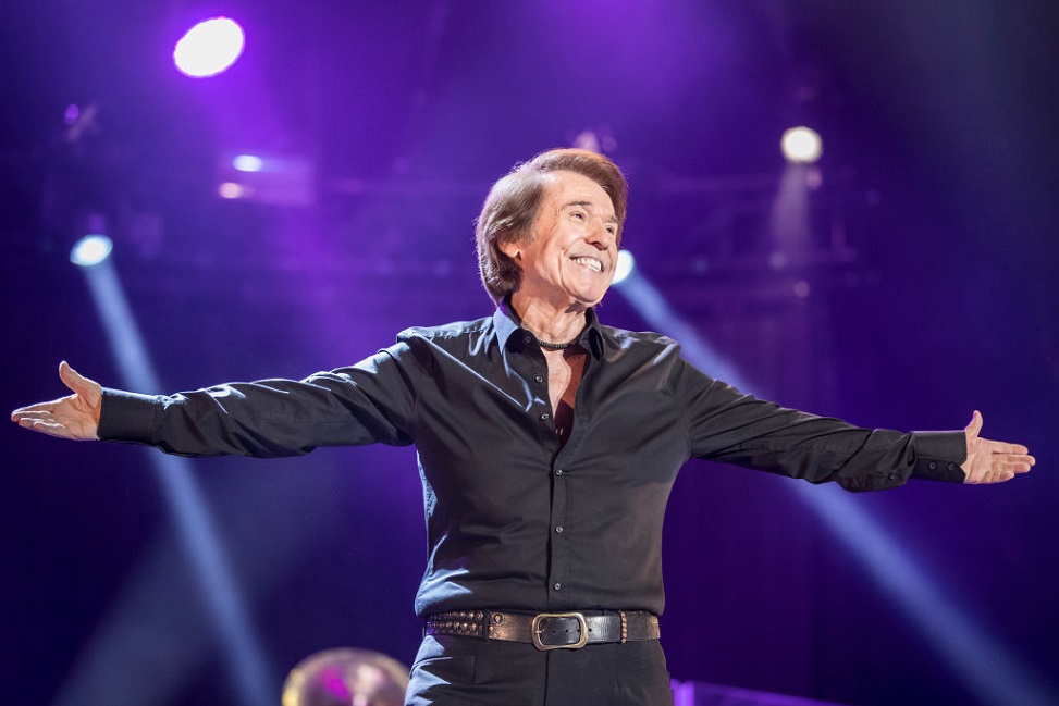 Polémica en España por concierto de Raphael con 5 mil asistentes