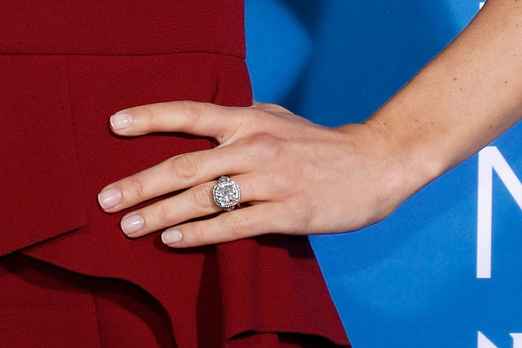 Mujer devolvió anillo de compromiso de más de 10 millones de pesos por considerarlo “muy barato”
