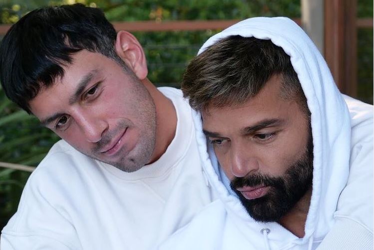 Sin camisa y en la playa, Ricky Martin compartió en redes un momento “íntimo” con su esposo