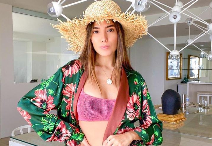Sharon Fonseca se quitó la blusa y mostró las secuelas de su embarazo