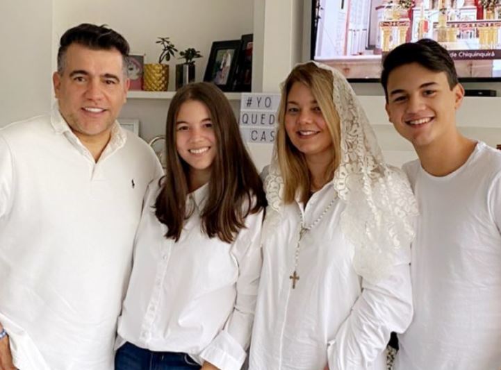 Carlos Calero conmovió en redes al cantar “Amén” con sus hijos