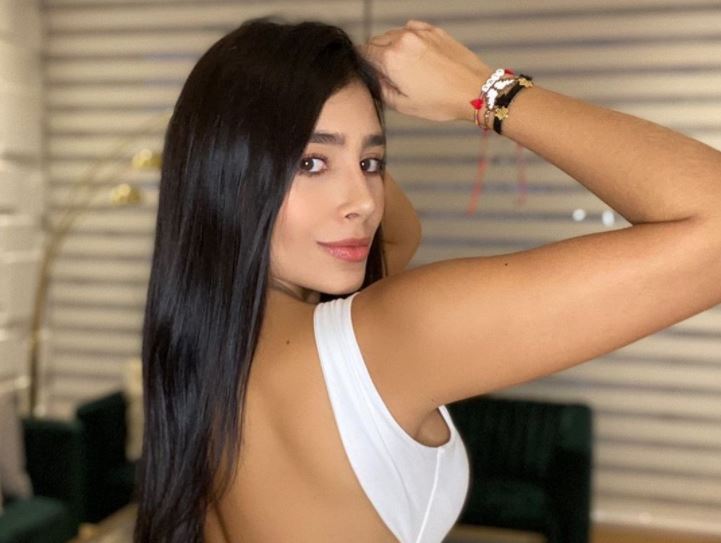 María Alejandra Jara se estiró la tanga en sensual foto y por poco muestra de más