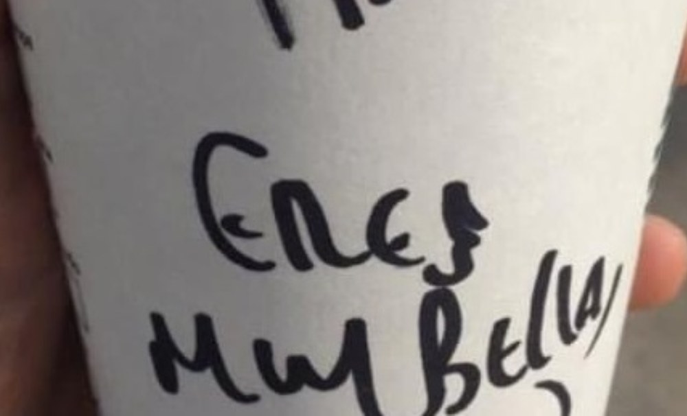 Por un piropo escrito en un vaso de café, mujer denunció a una reconocida cafetería