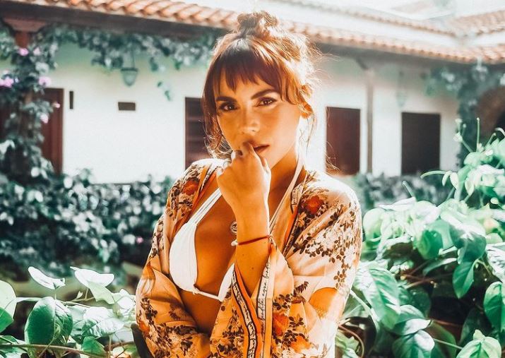 Carolina Gaitán se corrió la tanga en sensual foto y por poco muestra de más