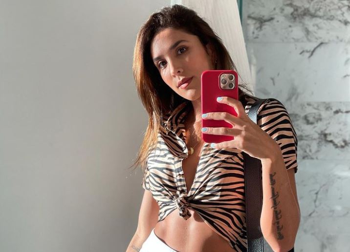 Daniela Ospina publicó una foto en vestido corto, pero en redes le dicen que es una pijama