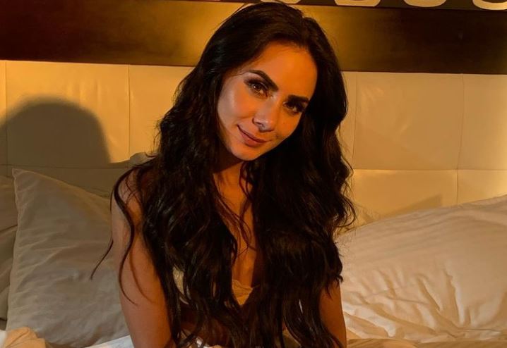 Johanna Fadul se corrió la tanga en sensual foto y por poco muestra su entrepierna