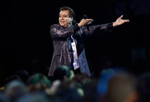 Reviven video de Juan Gabriel regándole licor a su público en pleno concierto