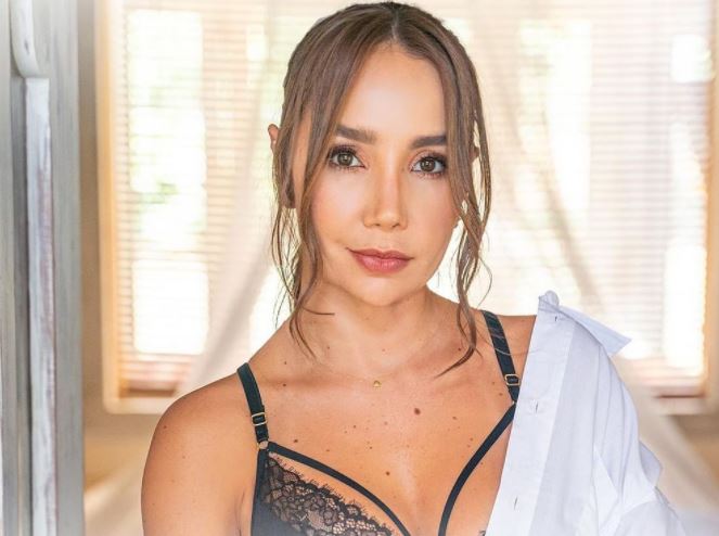 Paola Jara desbordó sensualidad al saltar lazo en ropa deportiva