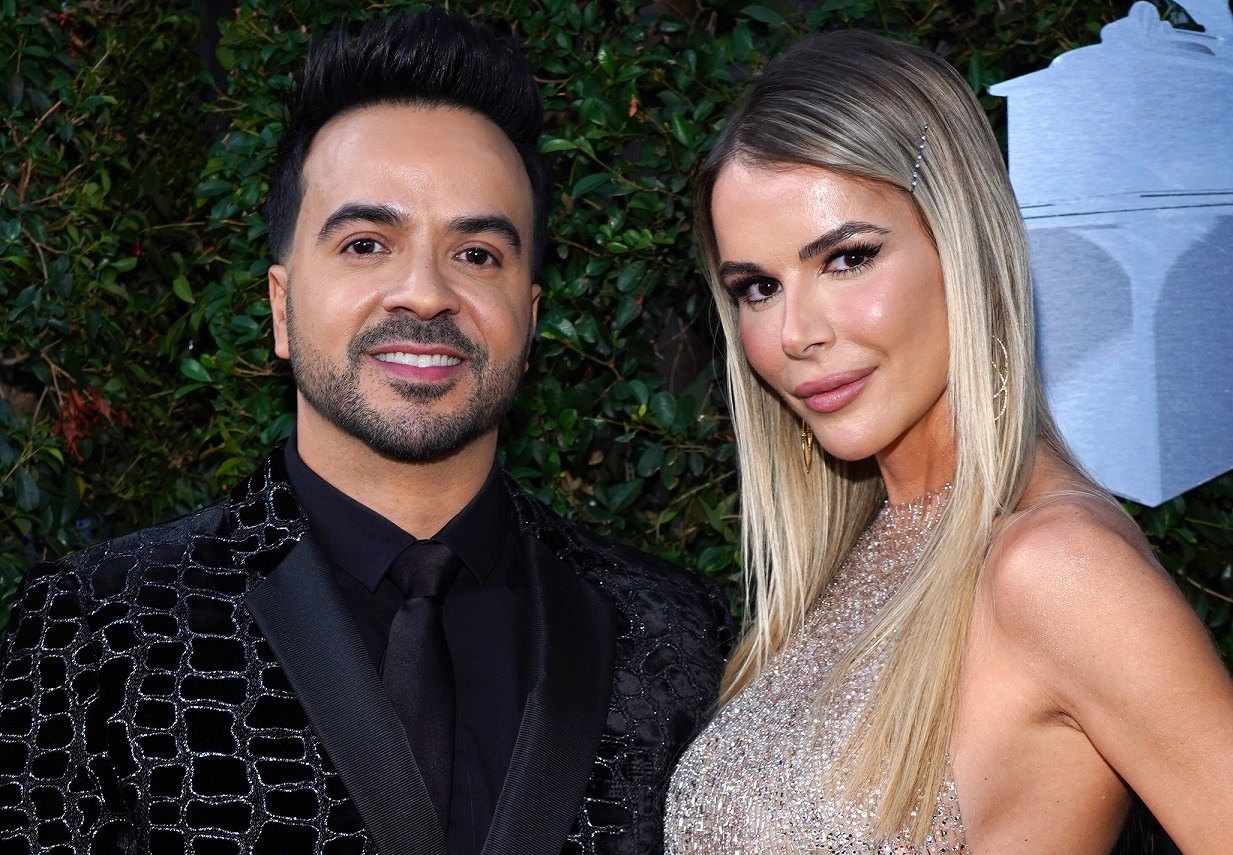 Esposa de Luis Fonsi encendió las redes al posar en mini tanga