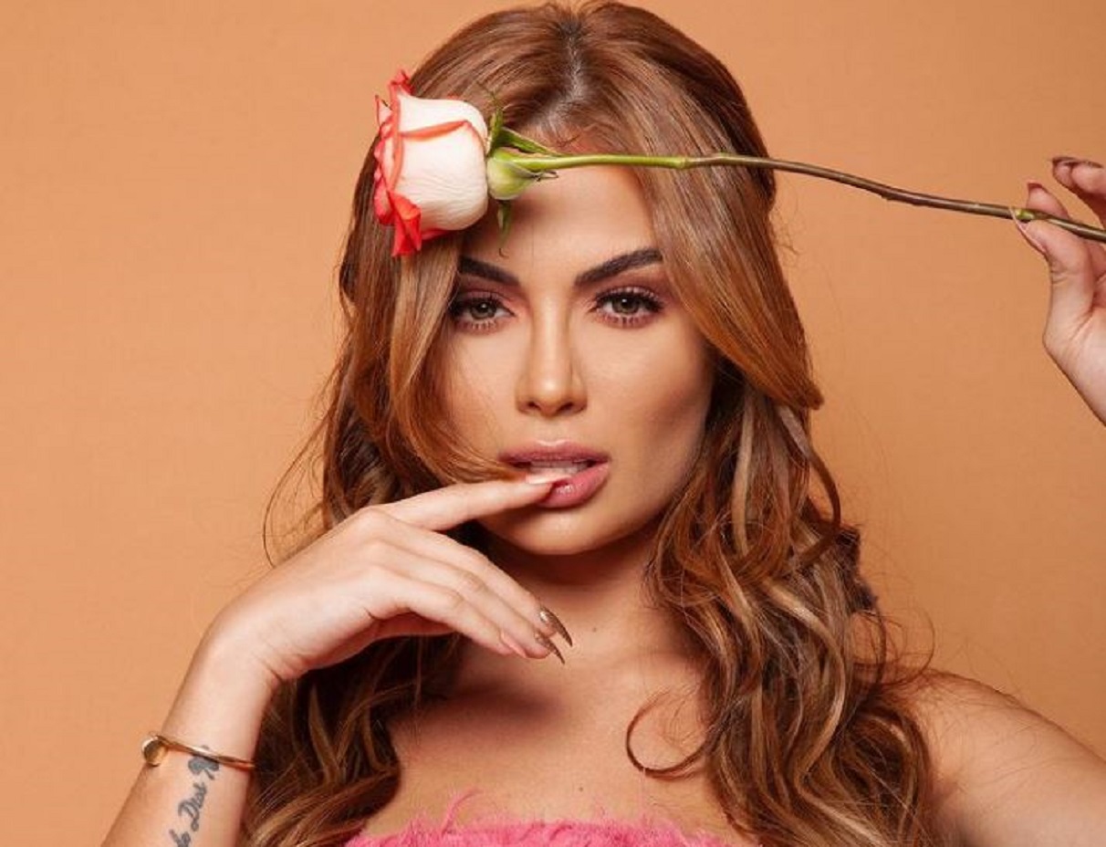 Sara Uribe presumió su cola al broncearse en mini bikini