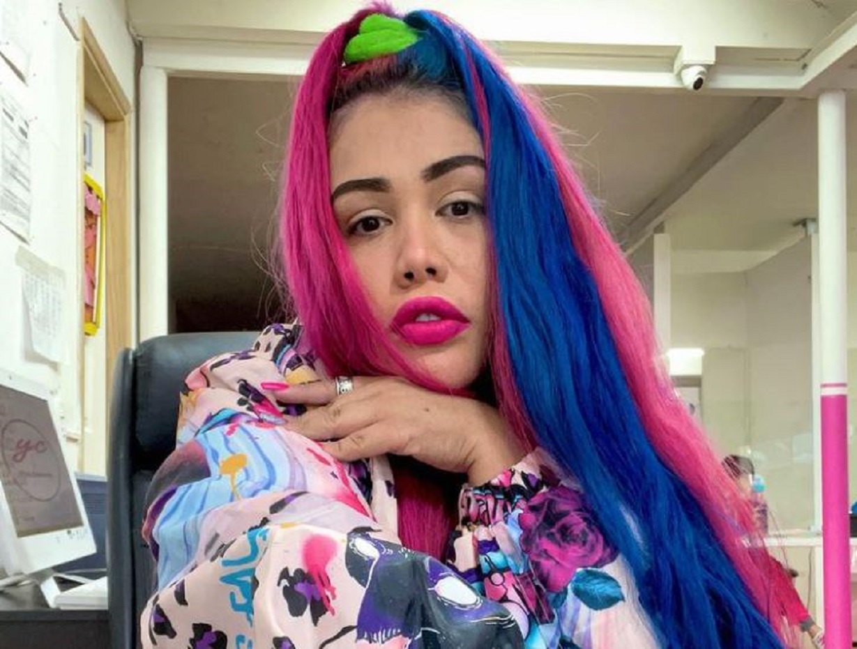 “Rosario Montes”, le dicen a Yina Calderón por desfilar vestida de vaquera mostrando la cola