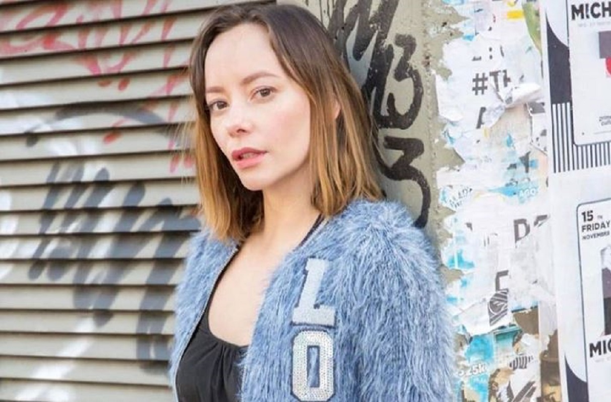 Angélica Blandón posó de espaldas y dejó su retaguardia al descubierto