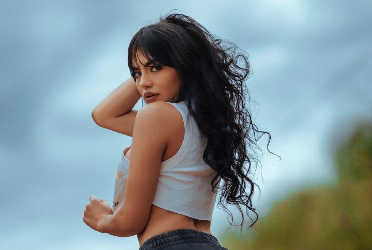 A Luisa Castro se le arrugó el sostén en sensual video y por poco muestra de más