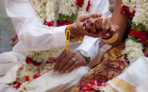 Mujer fallece durante su boda y el novio se casa con la hermana el mismo día