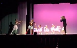 Padre baila ballet junto a su hija para ayudarla en una presentación en vivo