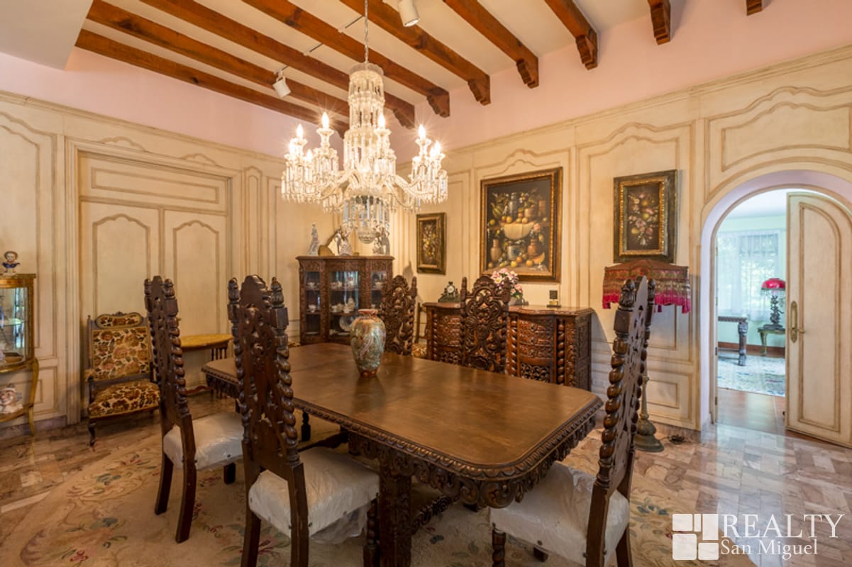 Revelan fotos de la lujosa mansión de Juan Gabriel que está en venta