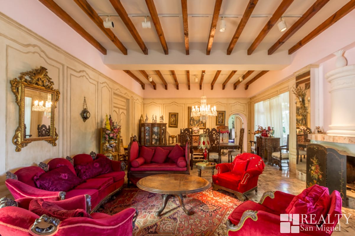 Revelan fotos de la lujosa mansión de Juan Gabriel que está en venta