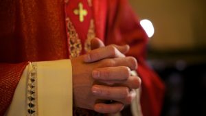 Obispo español renuncia a su cargo por amor