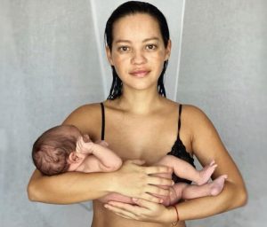 Natalia Reyes y su hija Isla