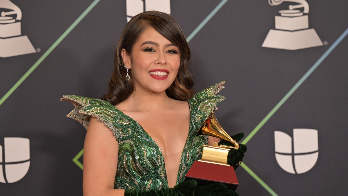 Juliana Velásquez gana mejor nuevo artista en los Latin Grammy 2021