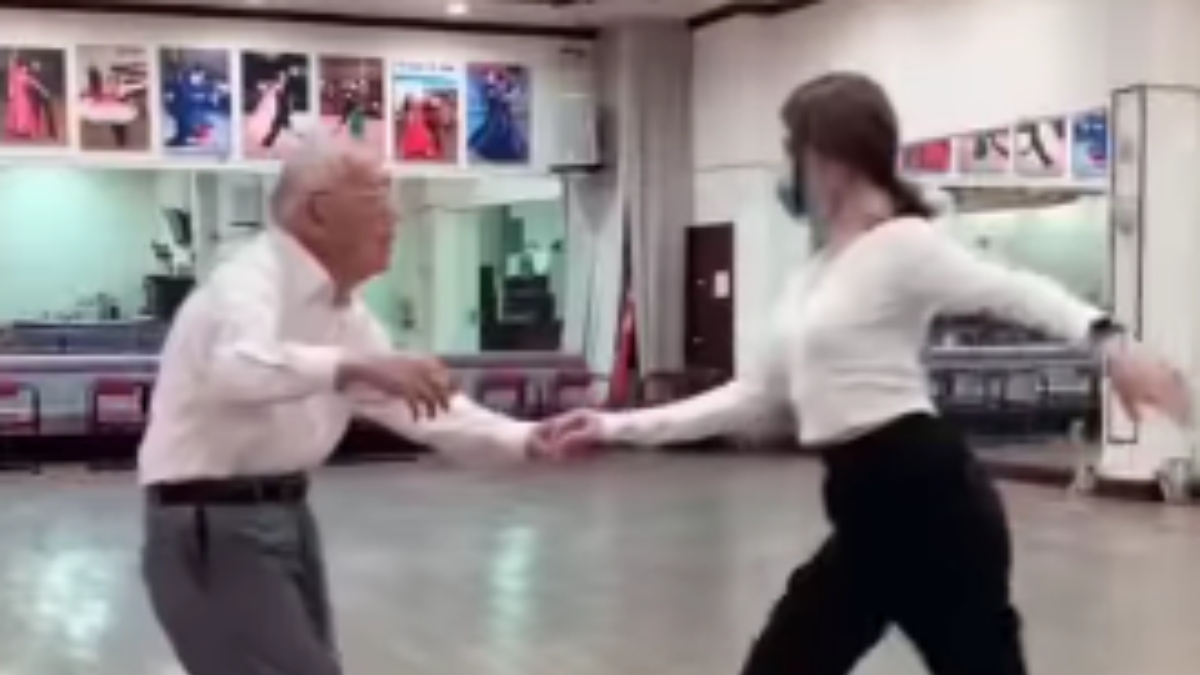 Hombre de 96 años derrite las redes de ternura al mostrar sus pasos de baile