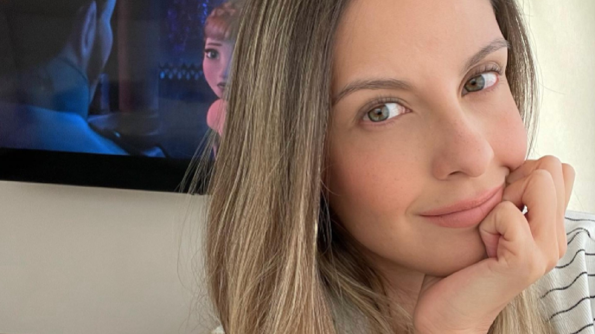 “Mucha clase”, le dicen a Laura Acuña por fotos en sofisticado traje negro