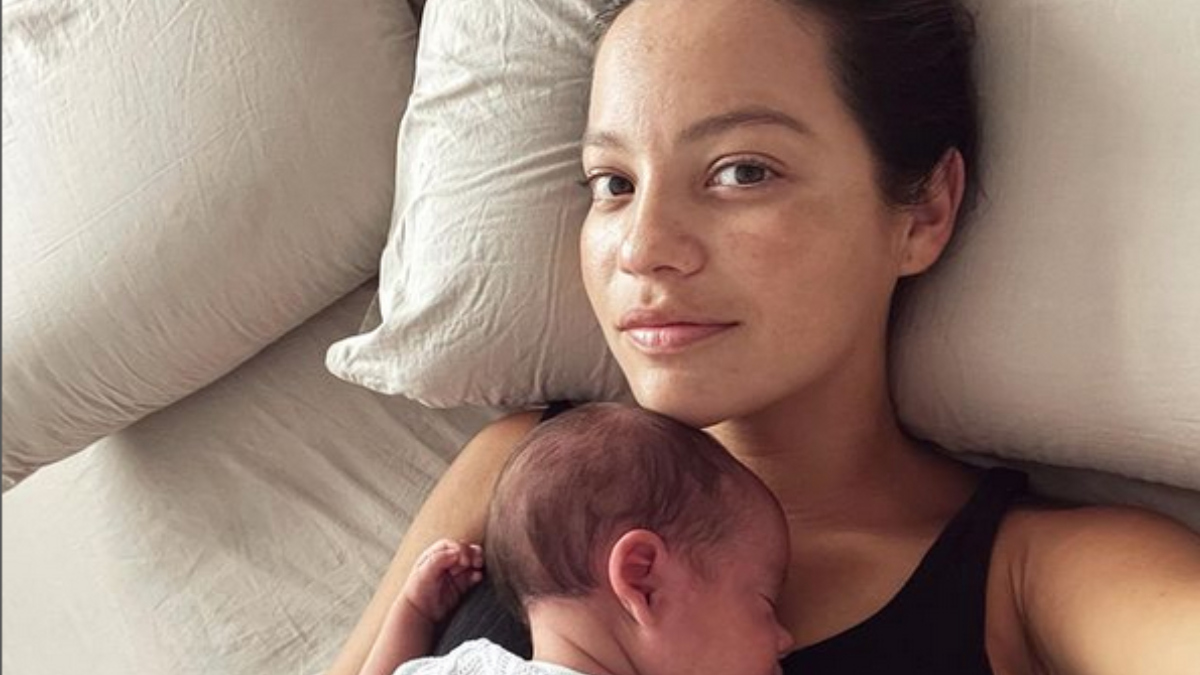 Natalia Reyes posó con su bebé y presumió su figura postparto