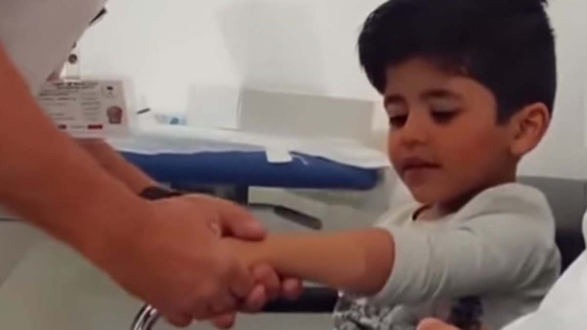 Video: la tierna reacción de niño que recibió su prótesis de brazo