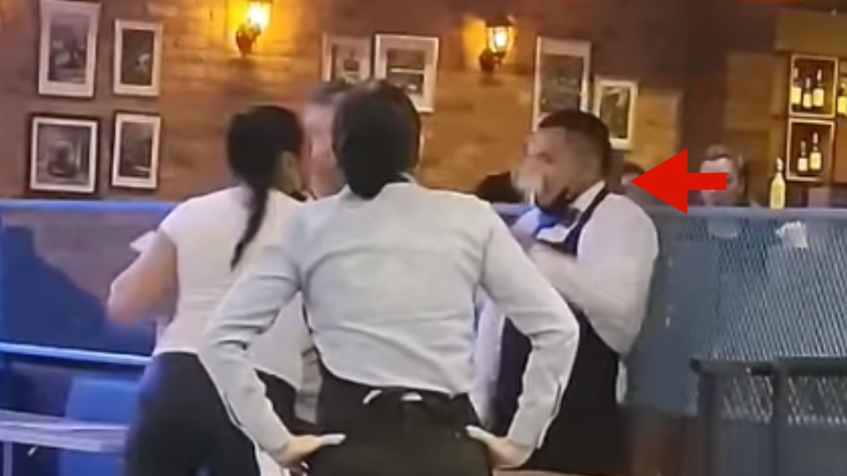 Video: jefe lanza propina en la cara de su empleado tras reclamo por propinas