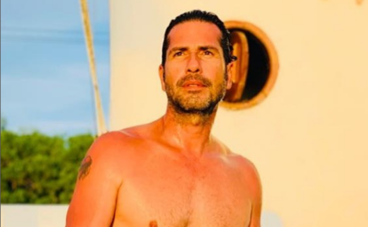 “Viejito sabroso”, le dicen a Gregorio Pernía tras mostrar su bronceado y marcado abdomen