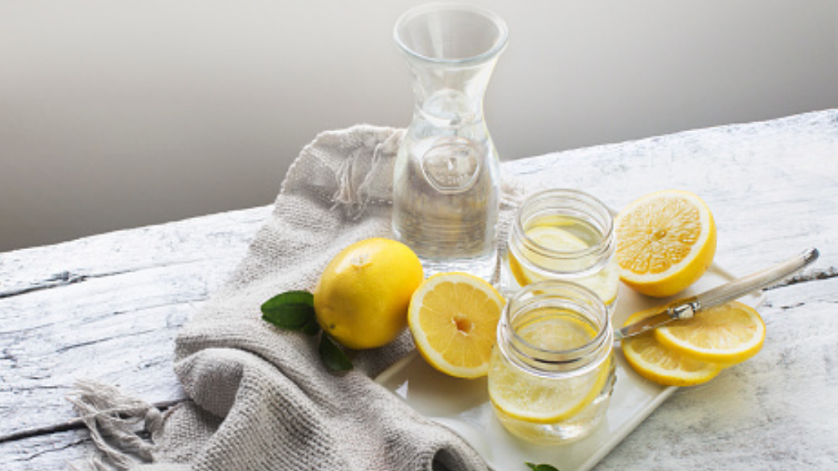 Los beneficios de beber agua con limón en ayunas