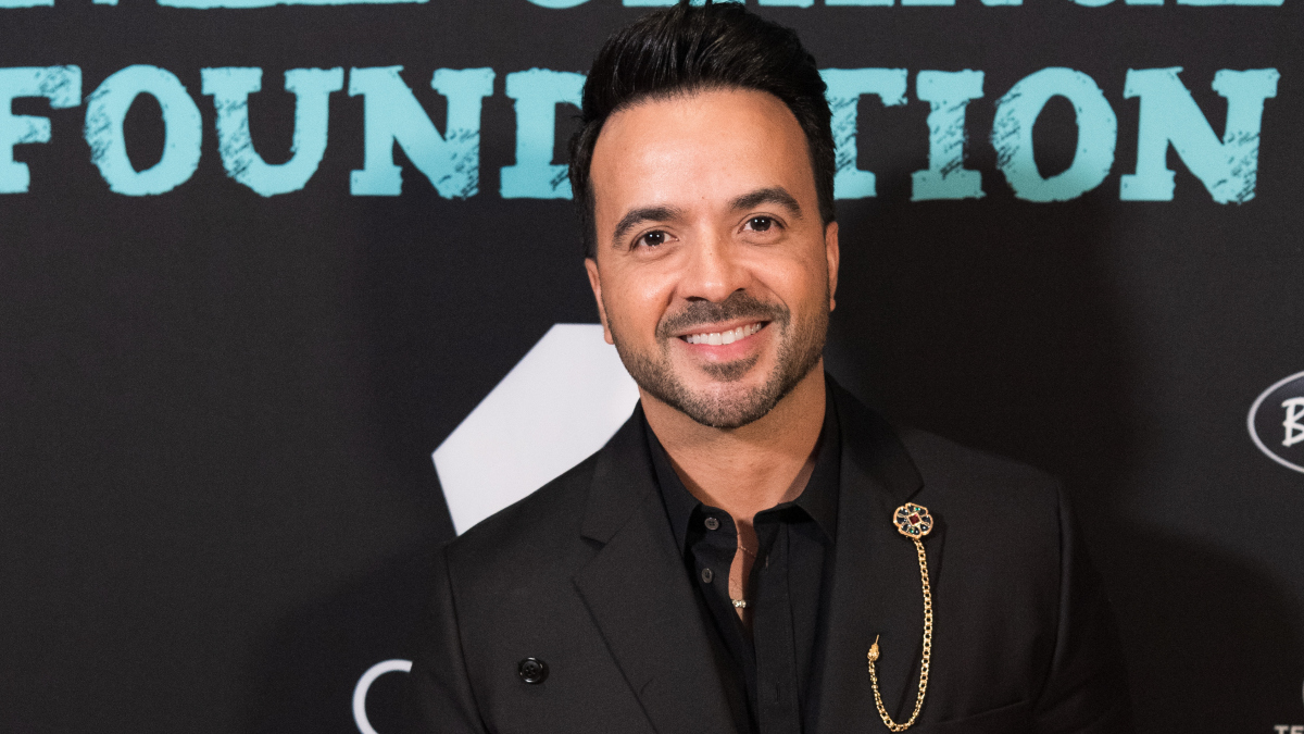 Luis Fonsi posó desde una paradisiaca playa, pero su tonificada figura opacó el paisaje