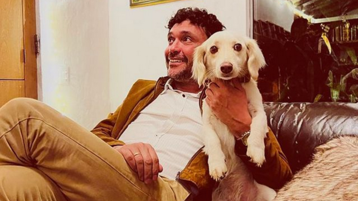 Perrita de Andrés Cepeda “canta” mientras el artista toca guitarra y derrite en redes
