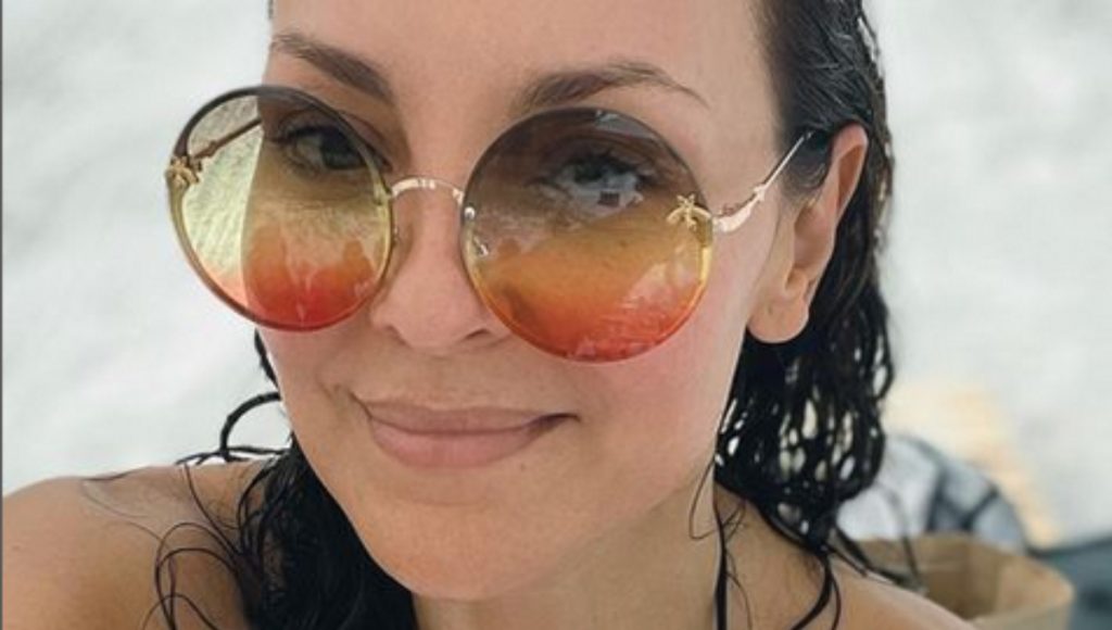 Carolina Gómez prende fuego con foto saliendo de la piscina y su torso