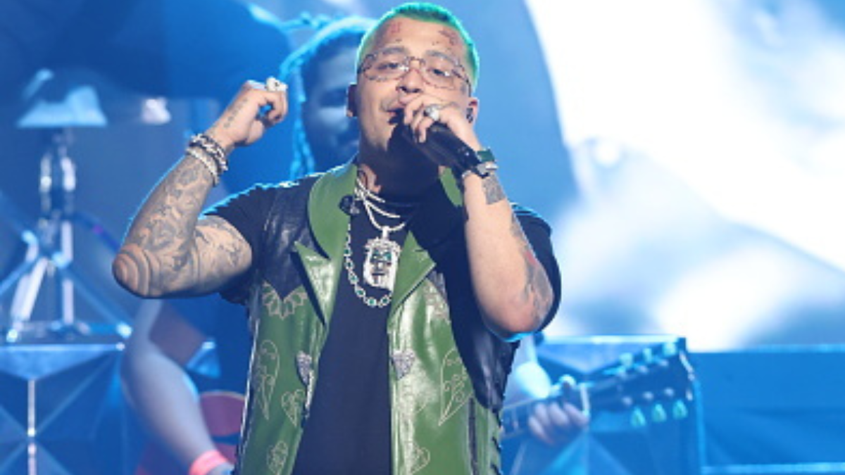 Nodal explotó contra sus críticos en medio de su concierto en Montería