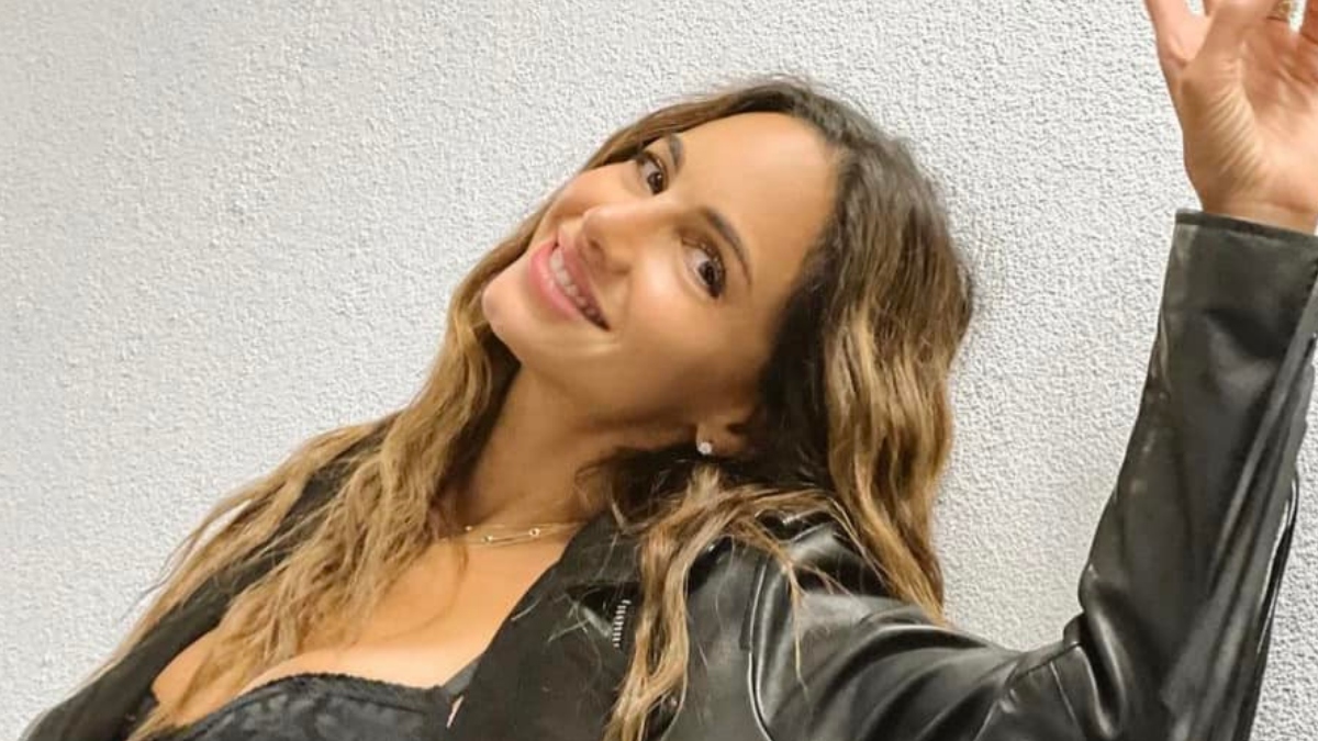 Valerie Domínguez posó recién salida de la ducha con solo una toalla en su cuerpo