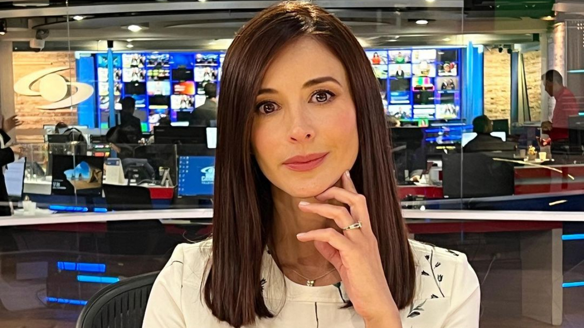 El truco de Alejandra Giraldo para no mostrar de más al aire en Noticias Caracol