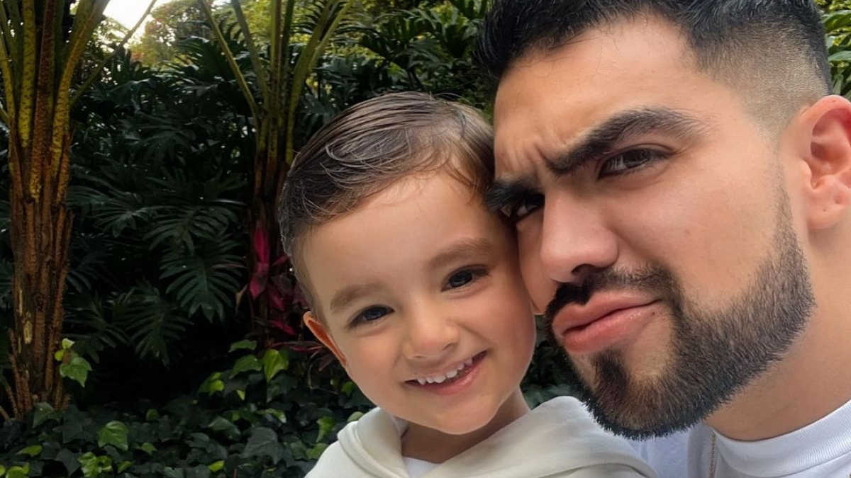 Hijo de Mateo Carvajal y Melina Ramírez enseña a su tío a hacer yoga